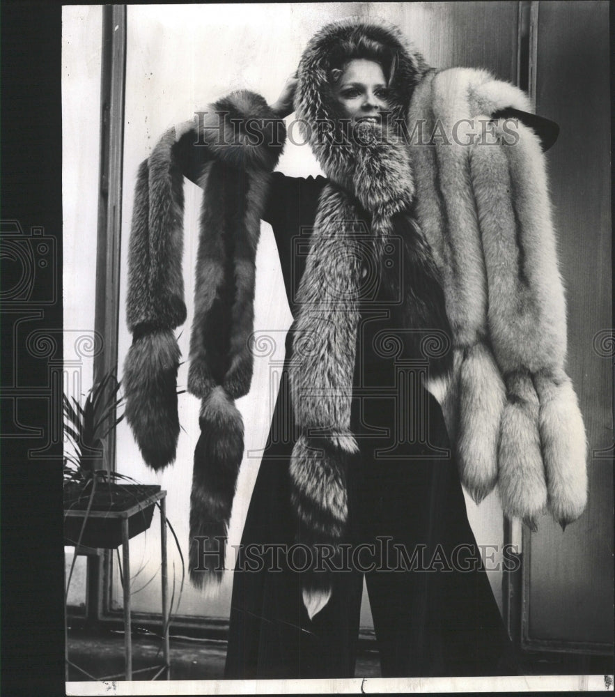 1969 Press Photo a model holding fox furs - RRW46667 - Historic Images