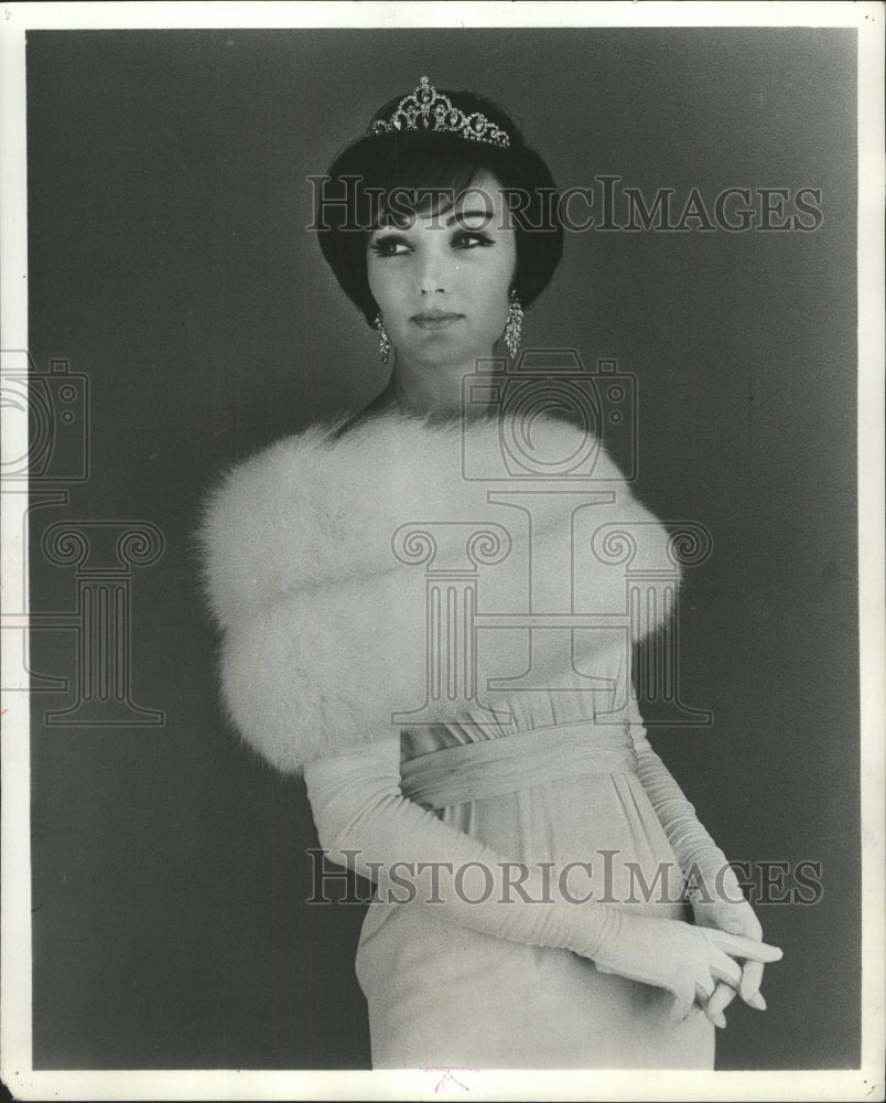 1964 Press Photo David Adler White Fox Fur Shrug - RRW46675 - Historic ...