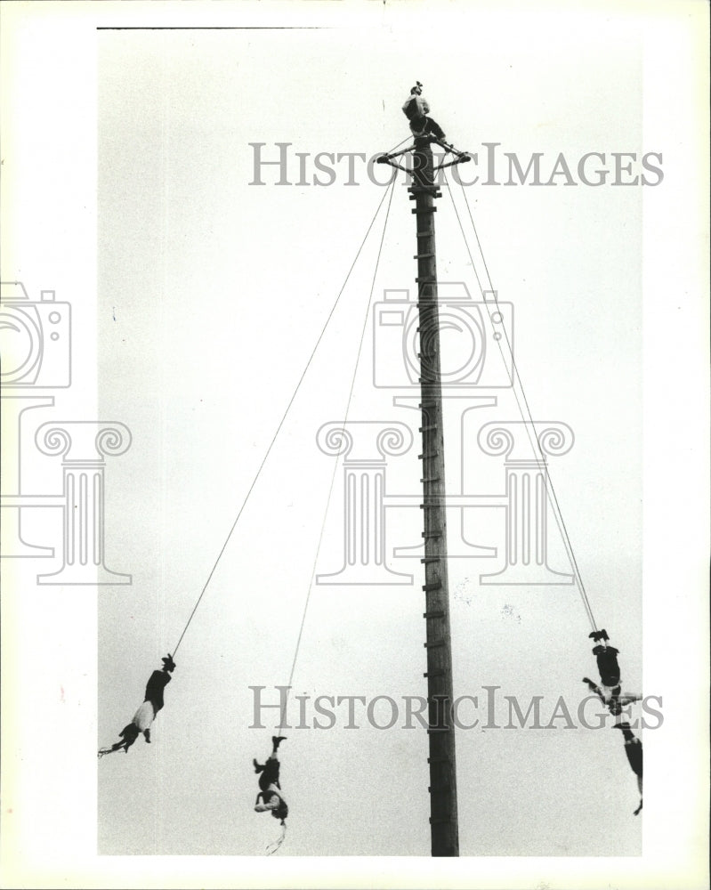 1983 Press Photo Eric Gonzales Watches Los Voladores - RRW46697 - Historic Images