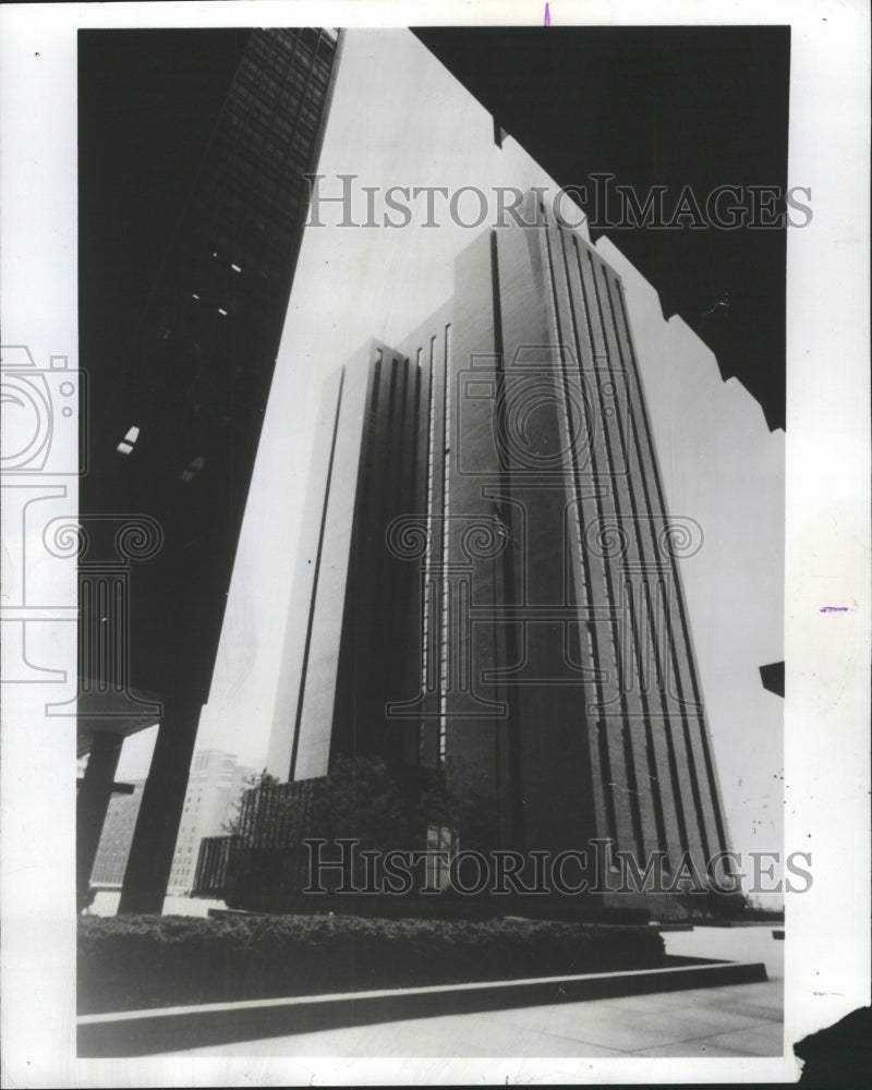 1975 Press Photo Hyatt Regency Chicago 1 year old - RRW46781 - Historic Images