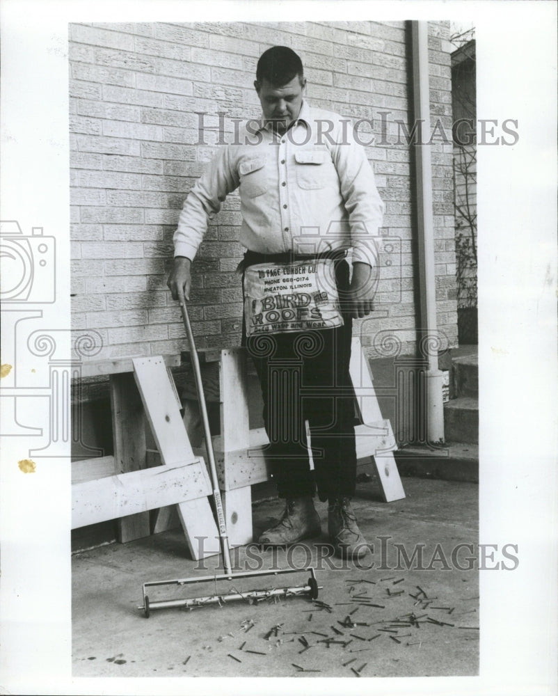 1967 Press Photo magnet broom - RRW46941 - Historic Images