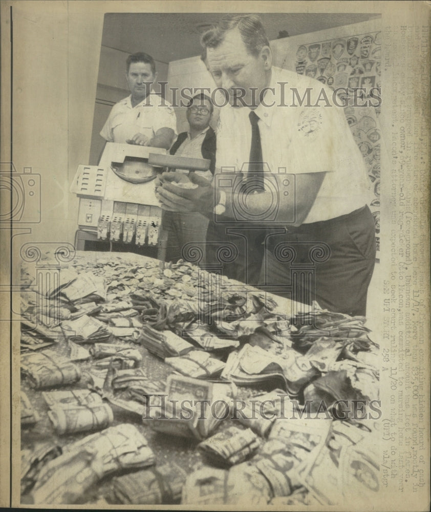 1972 Press Photo Counting Money - RRW47035 - Historic Images