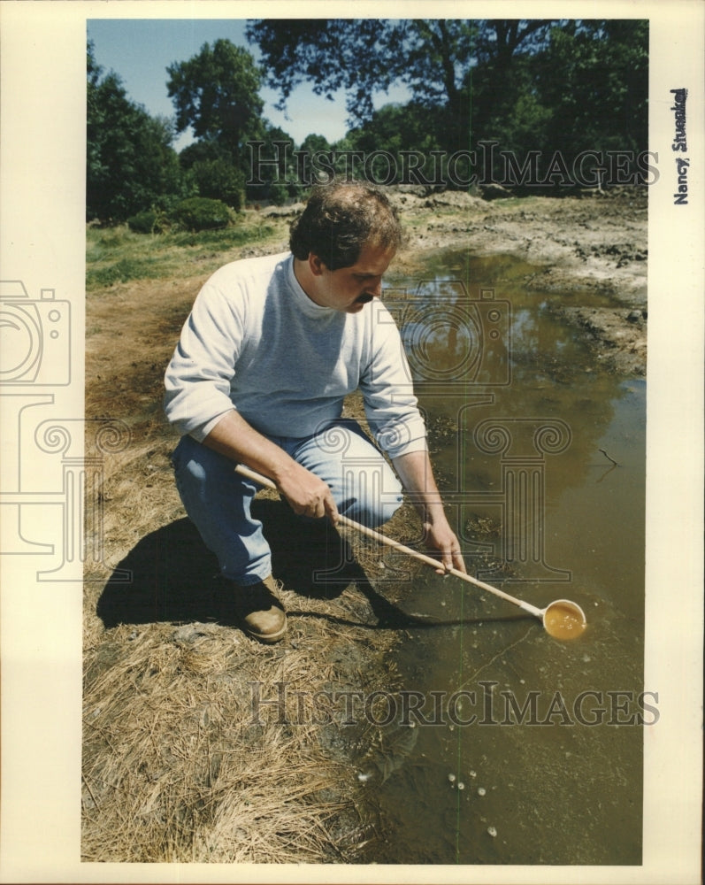 1993 Press Photo Don Suchon Lab Director Mosquito Dist. - RRW47039 - Historic Images