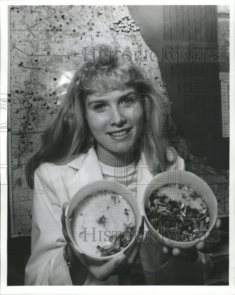 1991 Press Photo Christine Wilkinson Shows Mosquitoes - RRW47041 - Historic Images