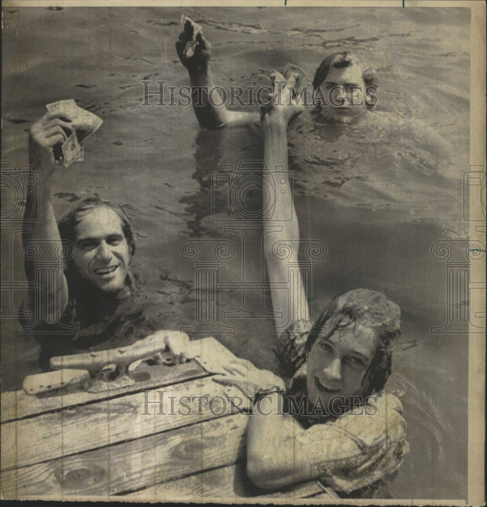 1973 Press Photo $100 Bills Scattered Over Water - RRW47093 - Historic Images