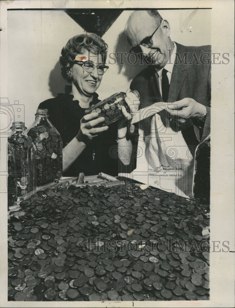 1962 Press Photo Ernest D Smith Pennies Cash Banking - RRW47171 - Historic Images