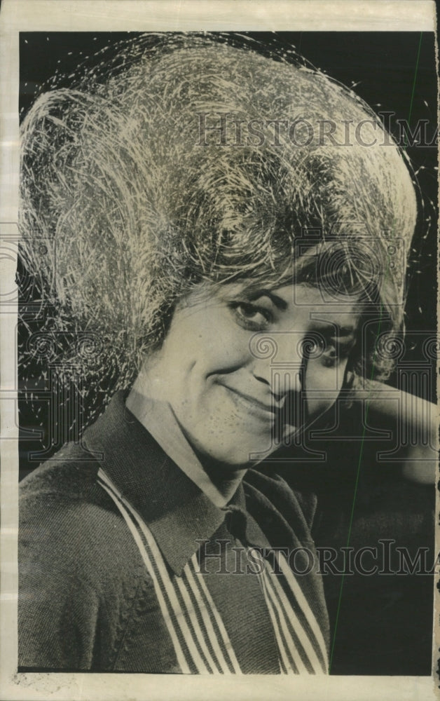 1962 Press Photo Judy Darrow Wearing Wire Wig - RRW47193 - Historic Images