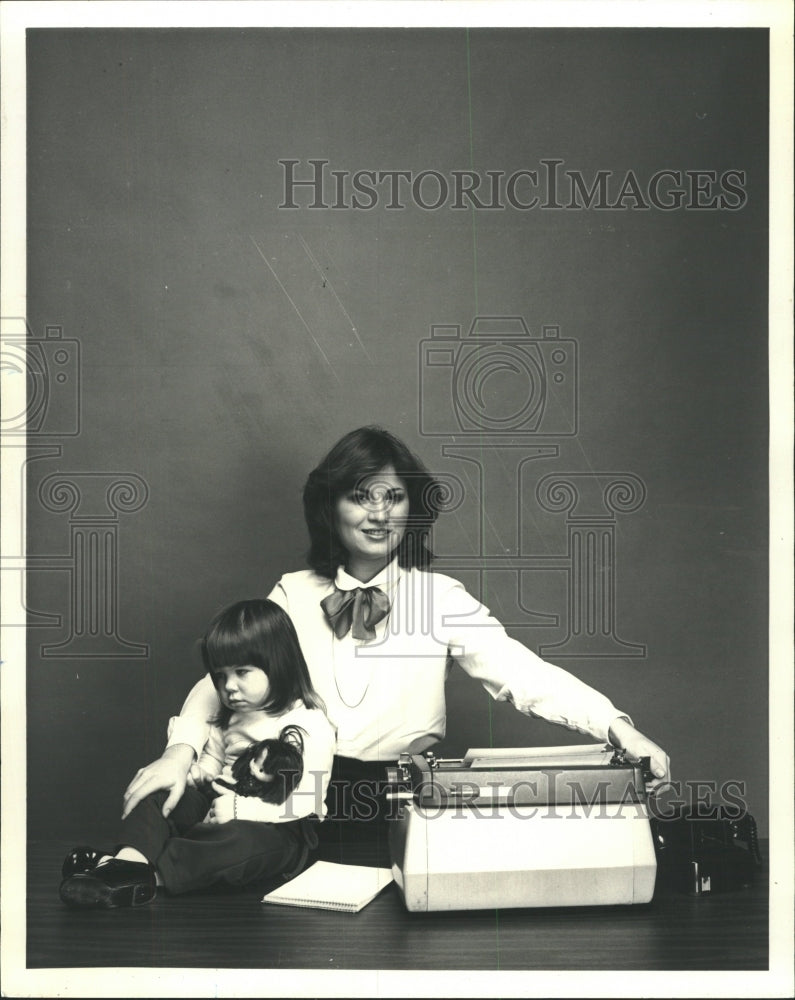 1980 Press Photo Gloria Norris Mothers Hand Book Mich - RRW47263 - Historic Images