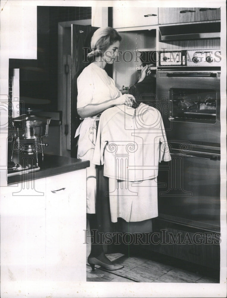 1962 Press Photo Modern steel kitchen repairing Cloth - RRW47337 - Historic Images