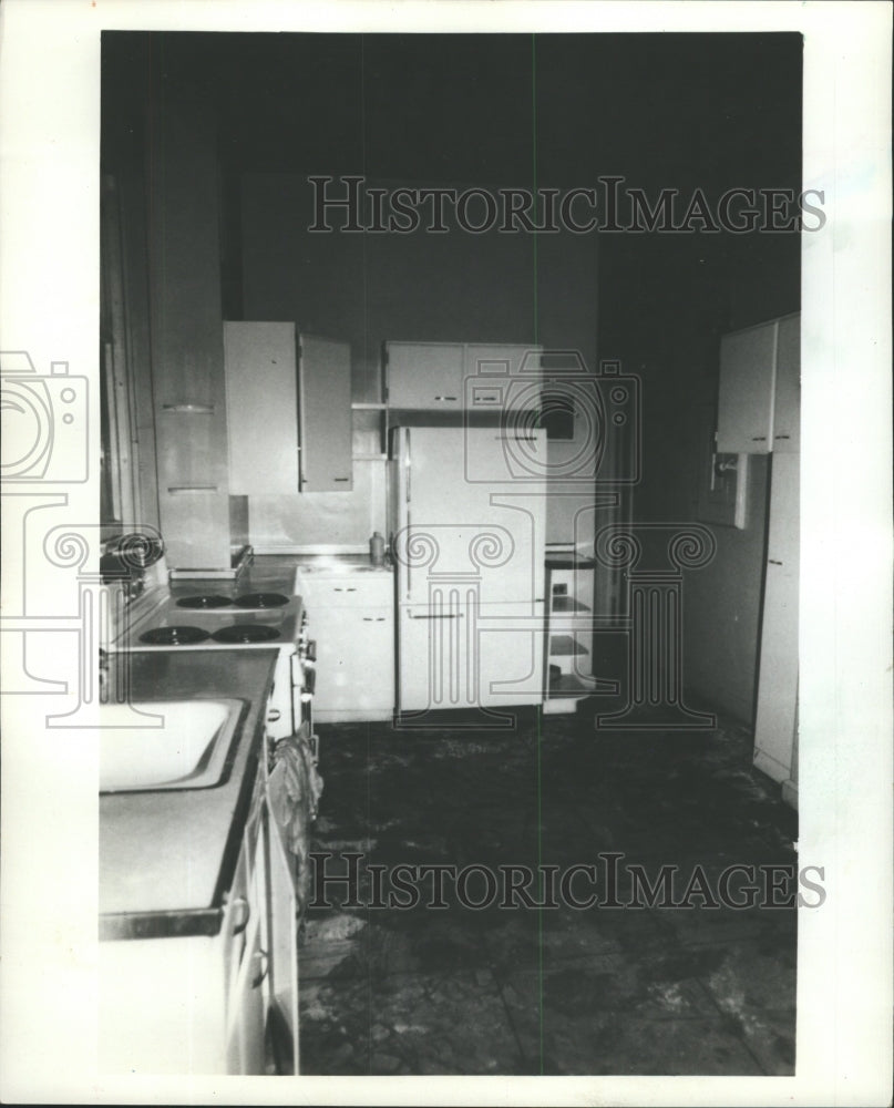 Press Photo Tacky Narrow Kitchen Open Shelf Storage - RRW47363 - Historic Images