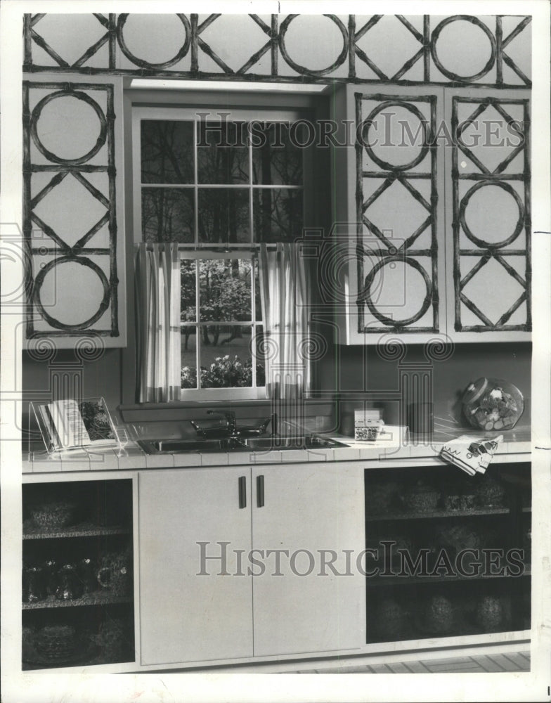 1973 Press Photo Plexiglas Acrylic Sheet Design Kitchen - RRW47367 - Historic Images