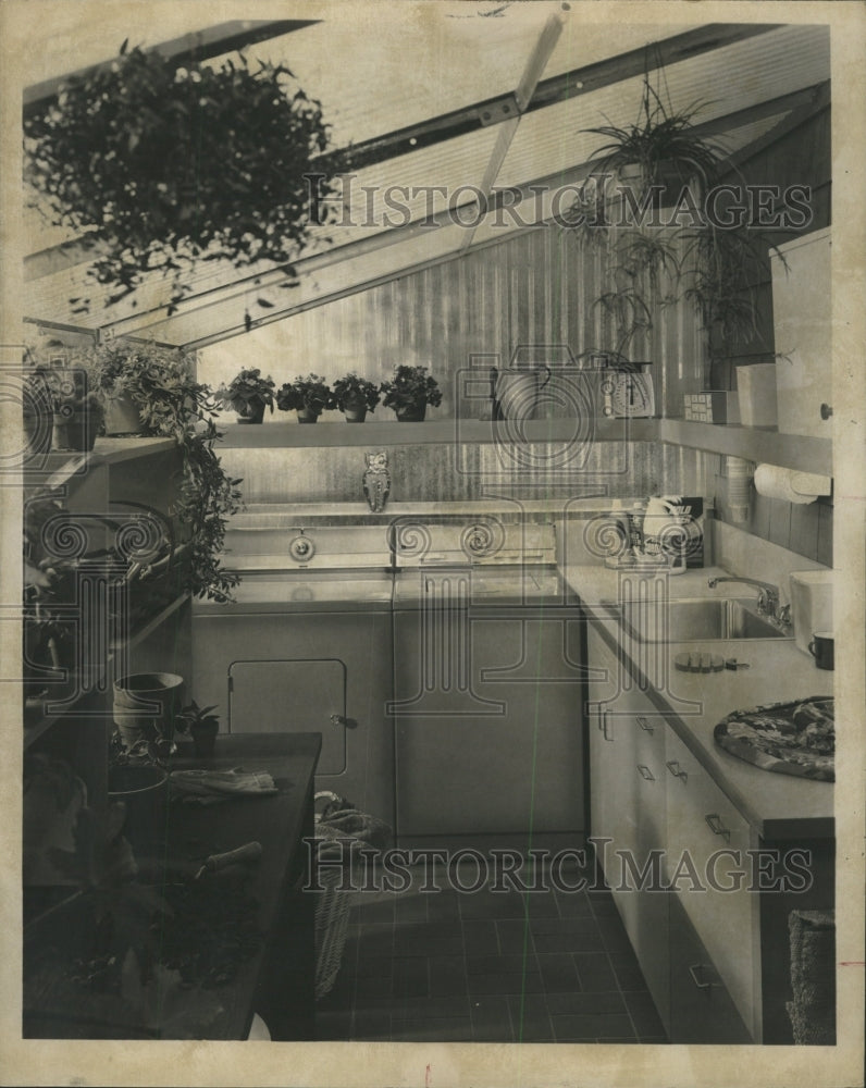 1969 Press Photo Greenhouse house Laundry Kitchen glass - RRW47513 - Historic Images