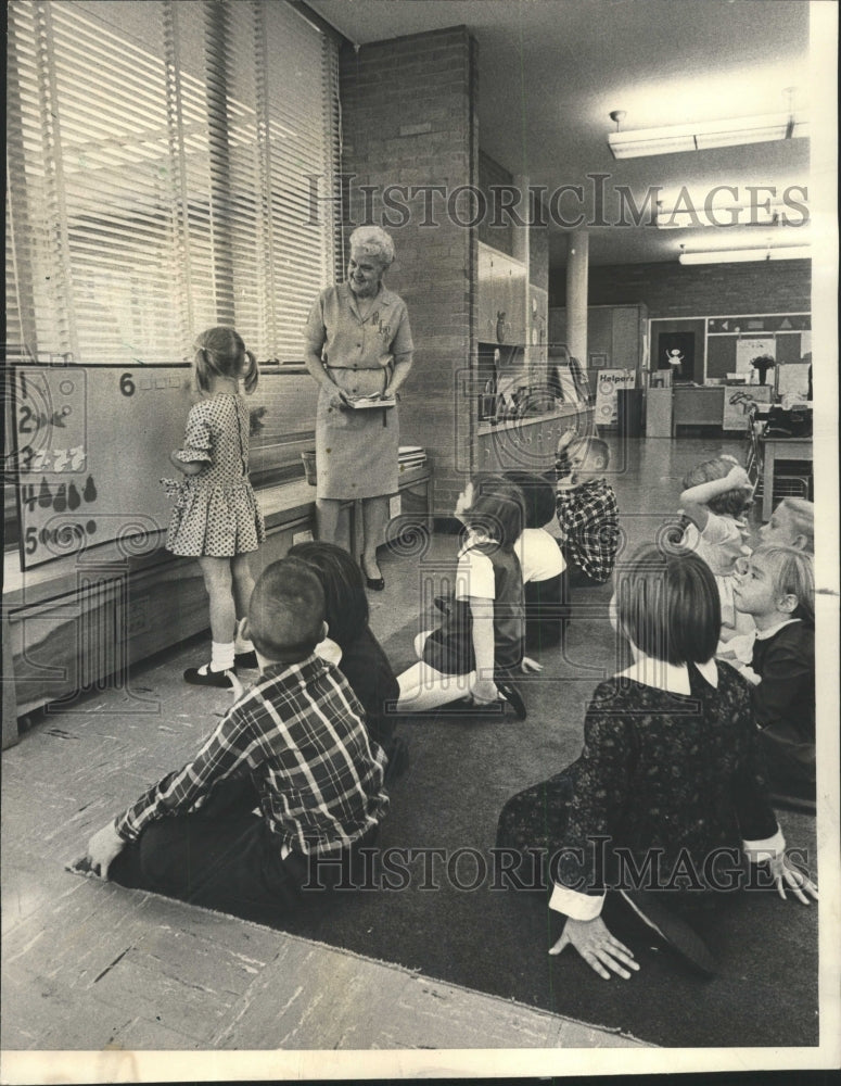 1966 Press Photo Amy Sue Olsen Mary Lou Bloedel teacher - RRW47545 - Historic Images