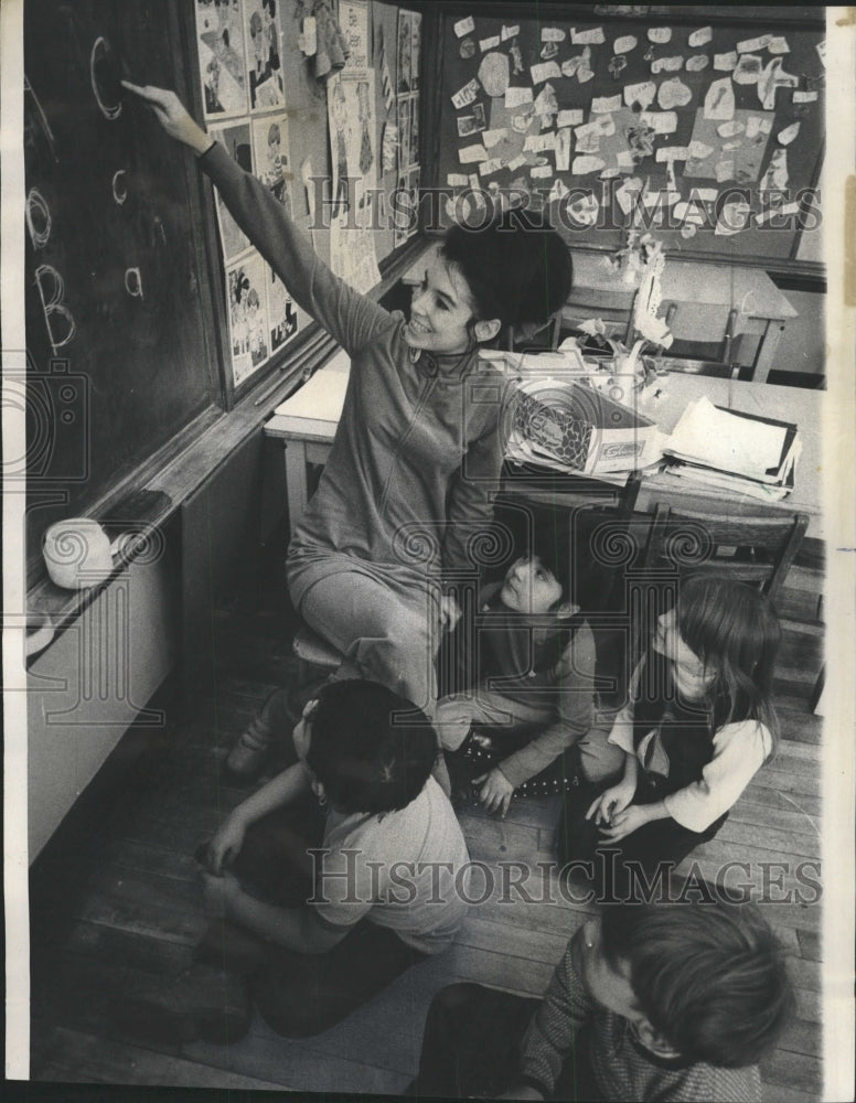 1973 Press Photo MRS. LINDA KINDERGARTEN STEWART SCHOOL - RRW47561 - Historic Images
