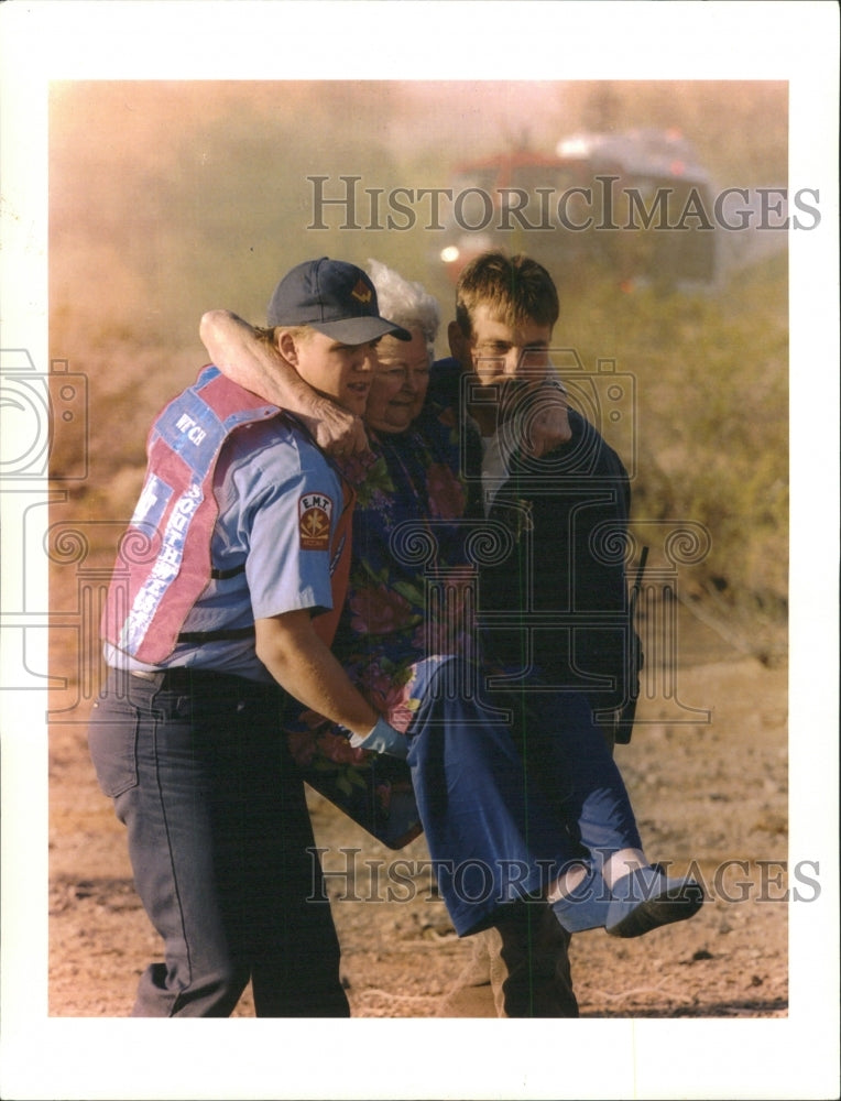1995 Press Photo Rescue workers Amtrak Crash Woman - RRW47581 - Historic Images