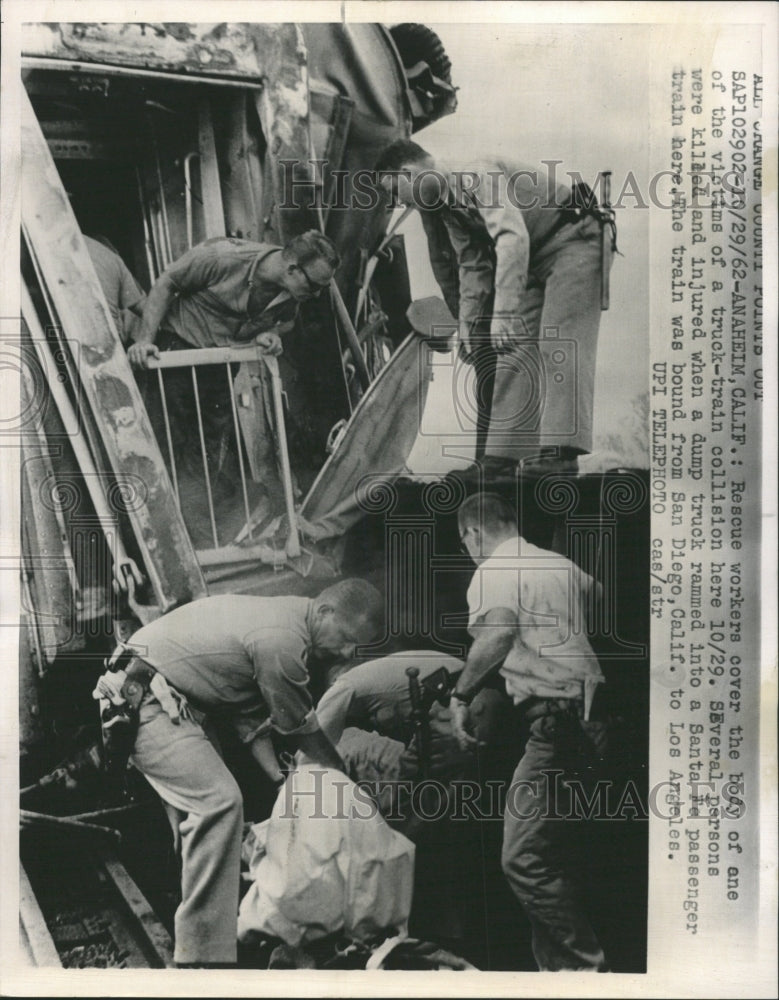 1962 Press Photo Rescue worker cover body Truck Train - RRW47587 - Historic Images