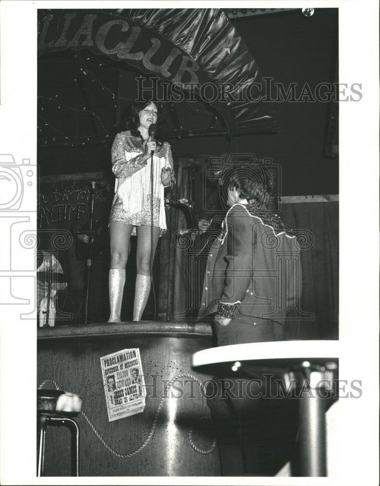 1975 Press Photo Linda Day Brewer Stage Singer Chicago - RRW47695 - Historic Images