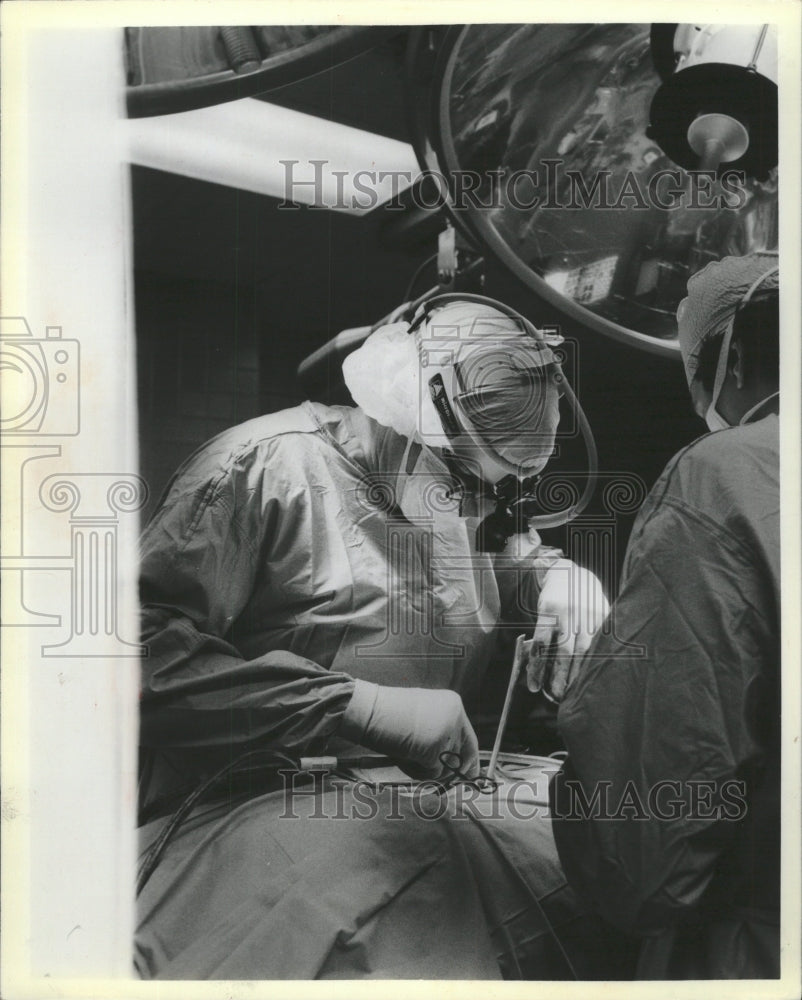 1985 Press Photo Dr John Shea surgery Loyola meidcal - RRW47799 - Historic Images