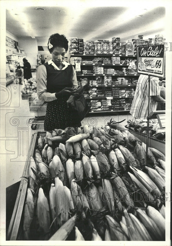 1978 Press Photo Mrs Dorothy Tillman Hill mans shopping - RRW47837 - Historic Images