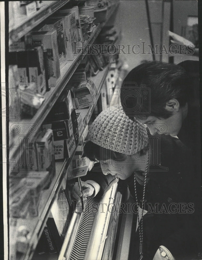 1972 Press Photo Meat Evbelyn Hatch Supermarket Eyeball - RRW47843 - Historic Images