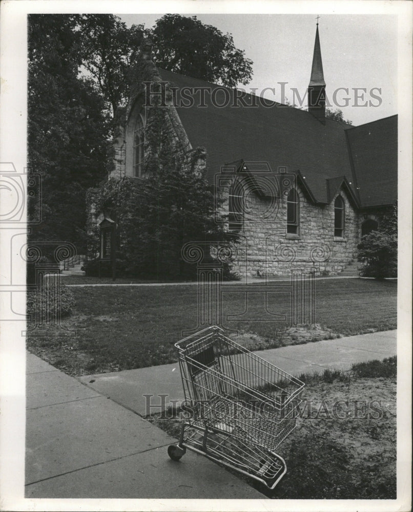 1970 Press Photo Shopping cart ending up house front - RRW47845 - Historic Images