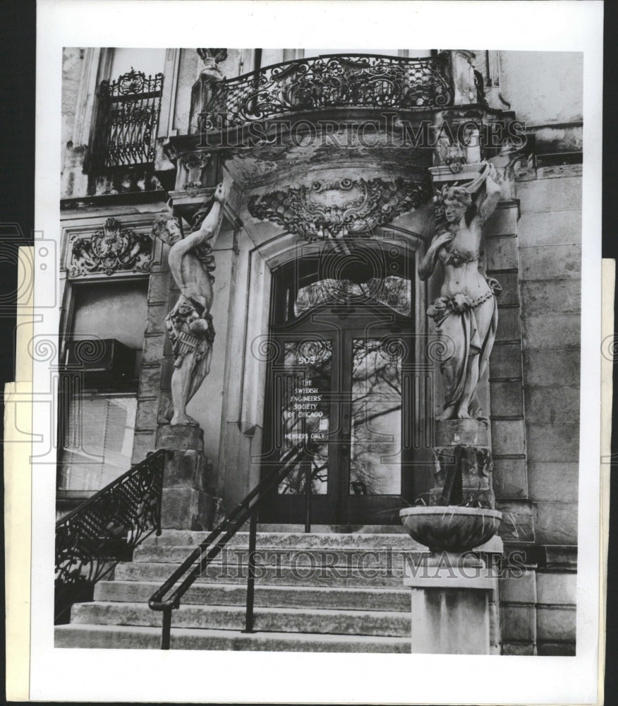 press photo entrance of the Dewes Mansion - RRW47861 - Historic Images