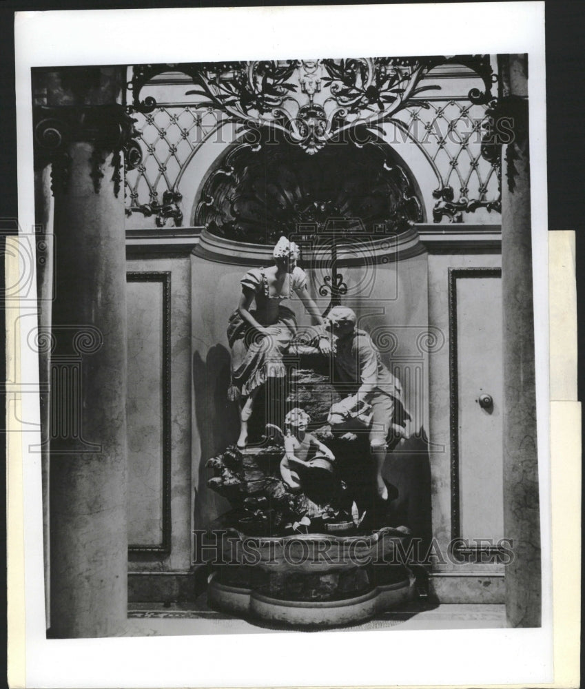 Press Photo Lovers cupid Sculptured iron marble mansion - RRW47863 - Historic Images