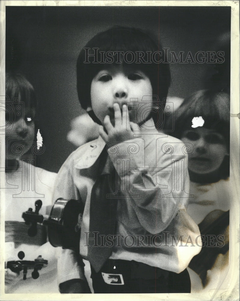 1983 Press Photo Suzuki musician sage performance Mind - RRW47911 - Historic Images