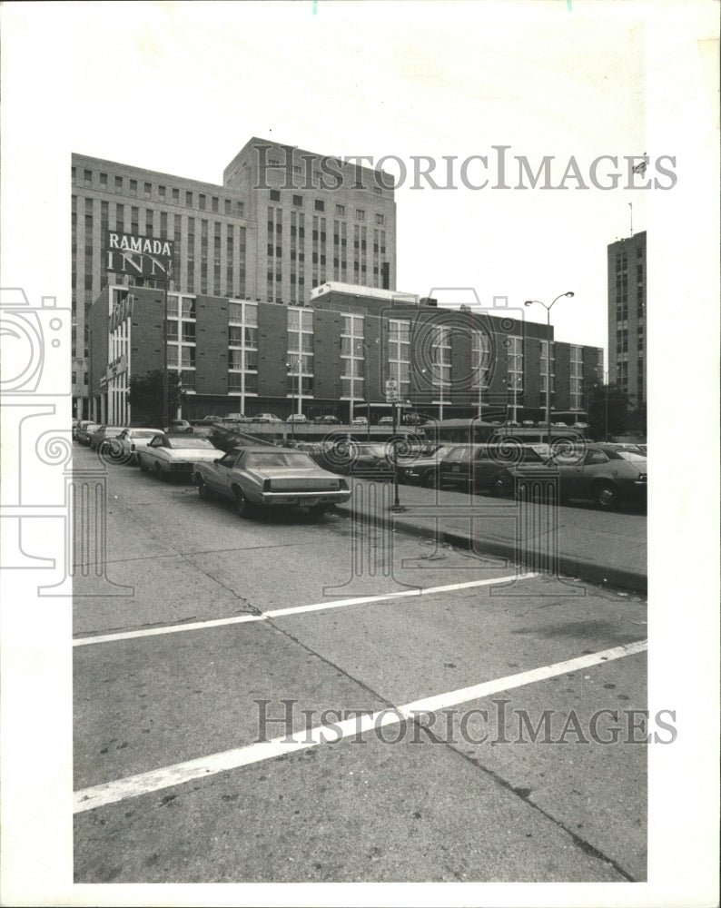 1977 Press Photo Exteriors of Ramada Inn - RRW47945 - Historic Images