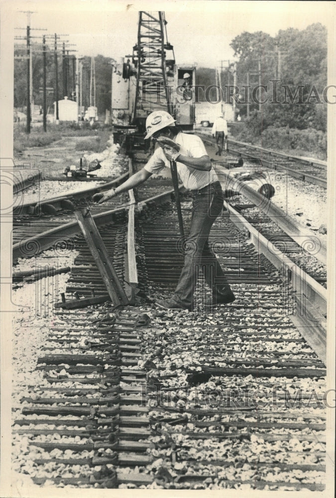 1980 Press Photo Roll Worker Rail Roads Trains Chicago - RRW47973 - Historic Images