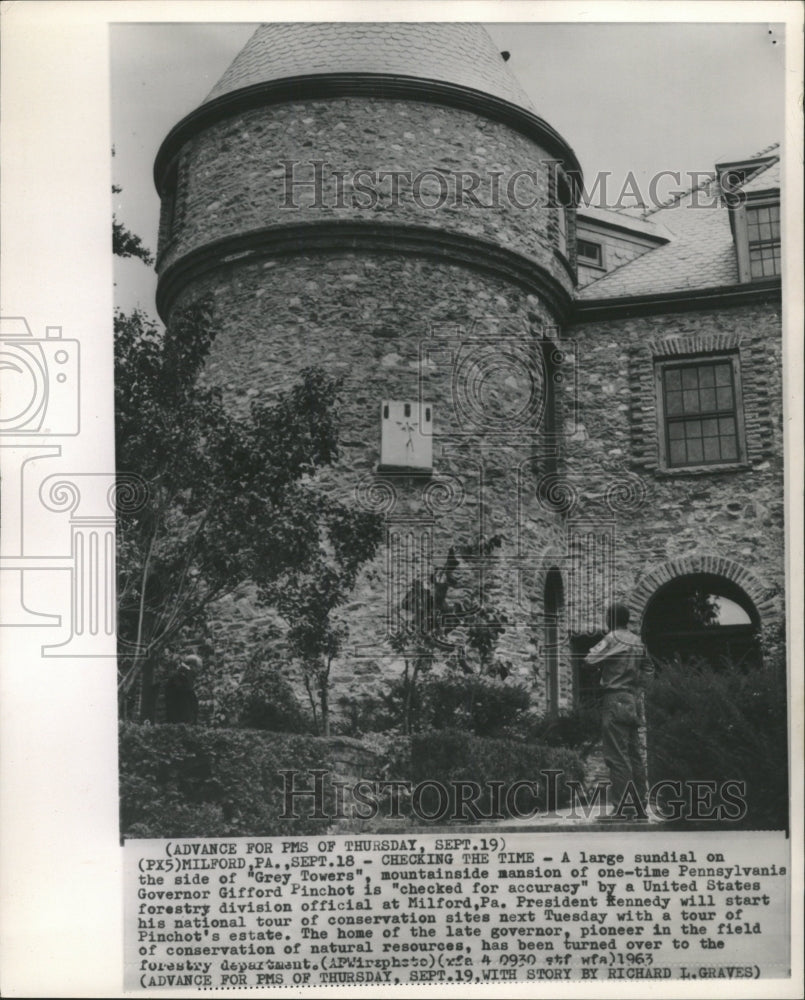 1963 Press Photo Large sundial on the side of &quot;Grey Tow - RRW48013 - Historic Images