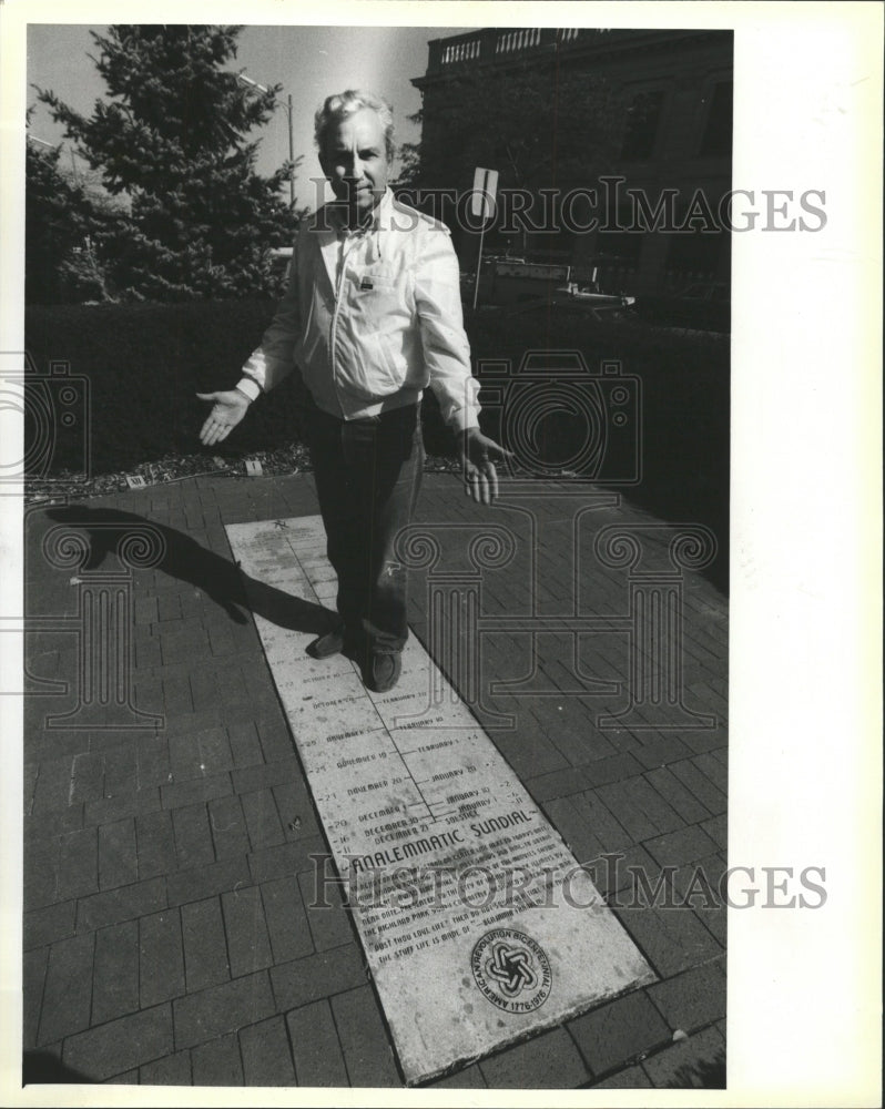 1984 Press Photo Jerome Man Sundial Expert Chicago - RRW48015 - Historic Images