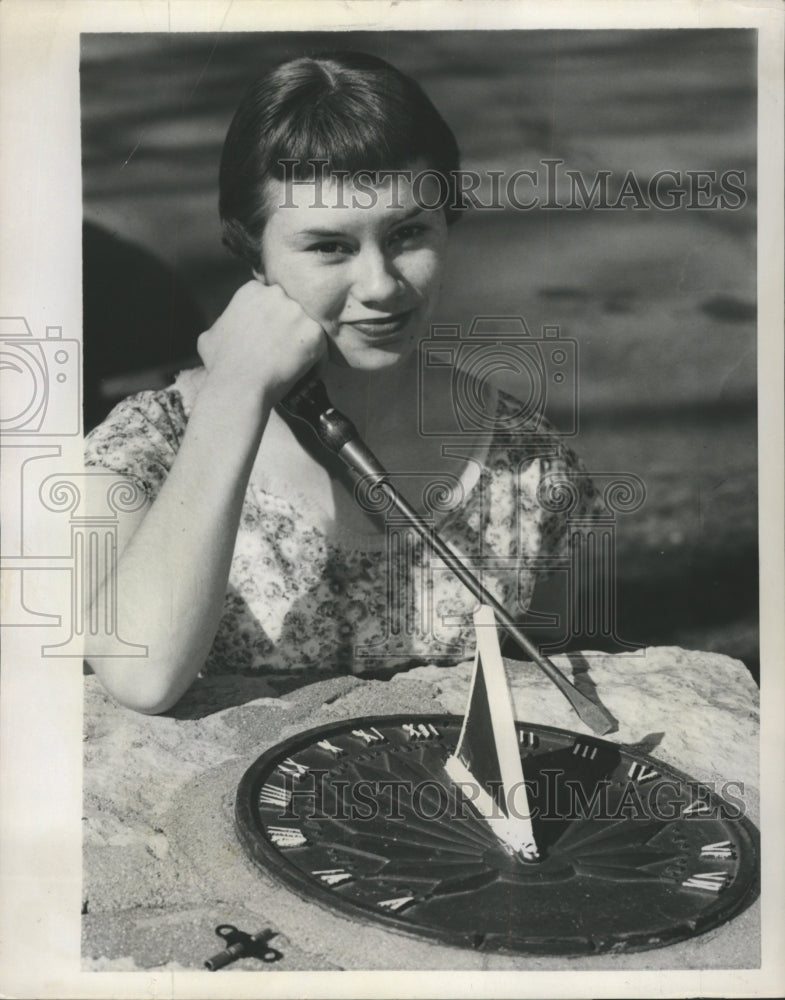 1958 Press Photo Gayleen Steensrud Sundial Owner - RRW48019 - Historic Images