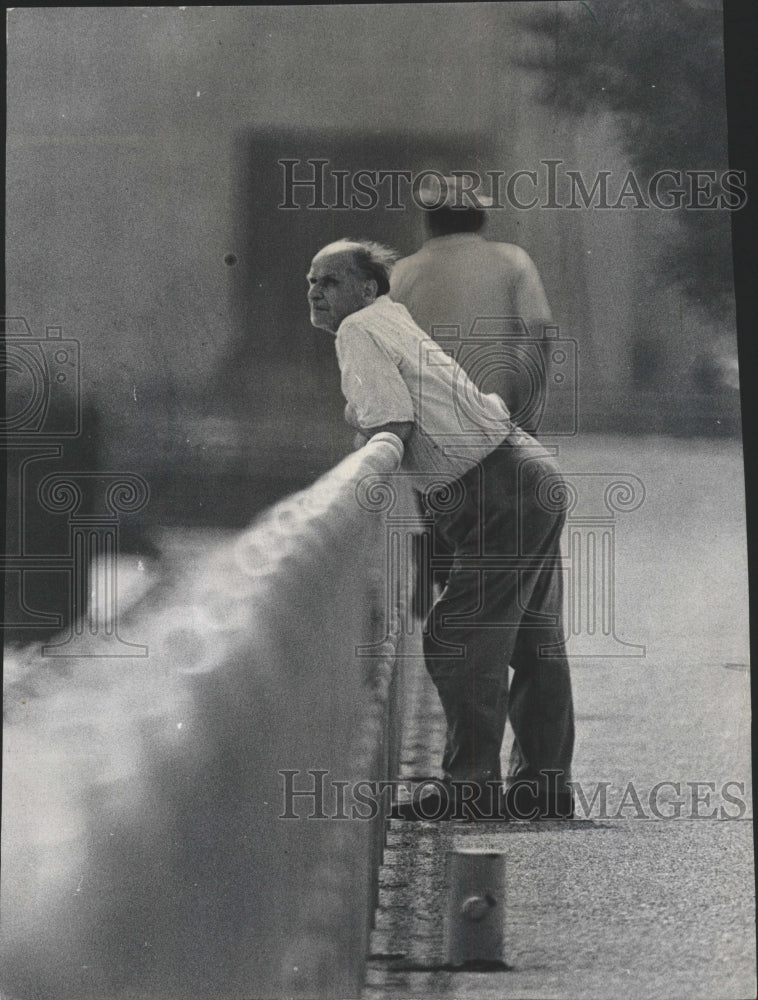 1973 Press Photo Navy Pier Leaning Looks Area Chicago - RRW48099 - Historic Images