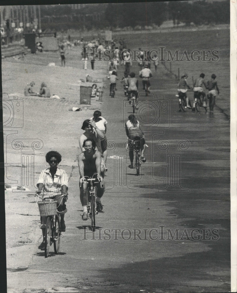 1975 Press Photo Beach Bikers riders bathers Oilve lake - RRW48119 - Historic Images