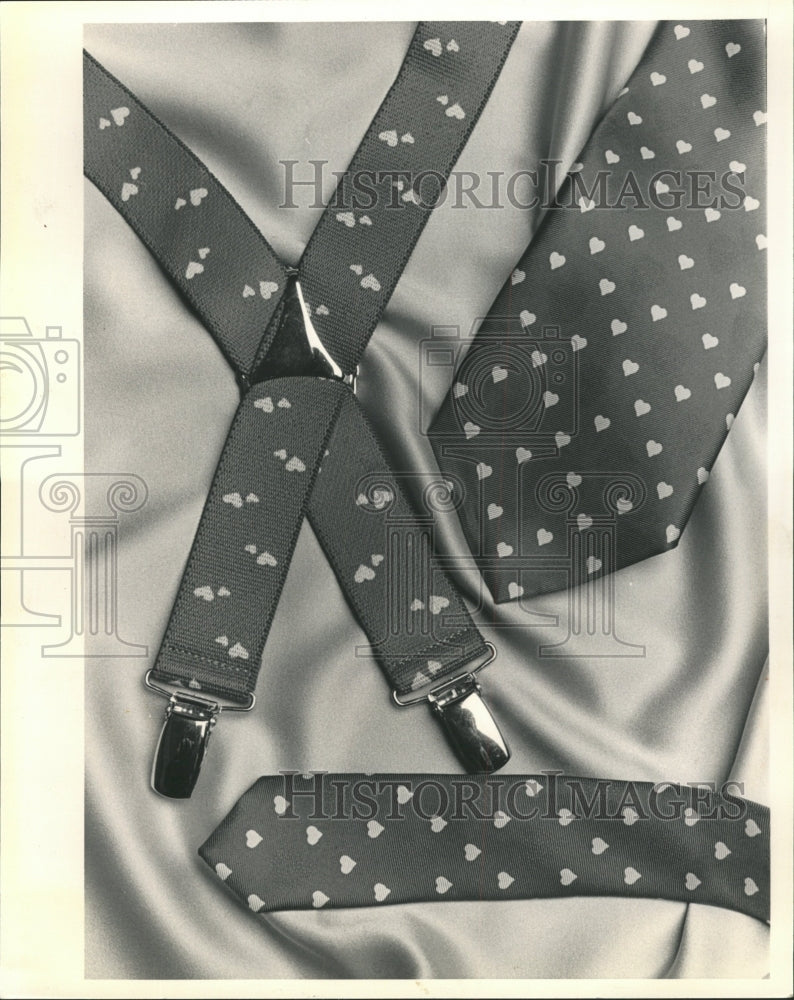 1988 Press Photo John Henry sleeve Braces Red Lord Tie - RRW48179 - Historic Images