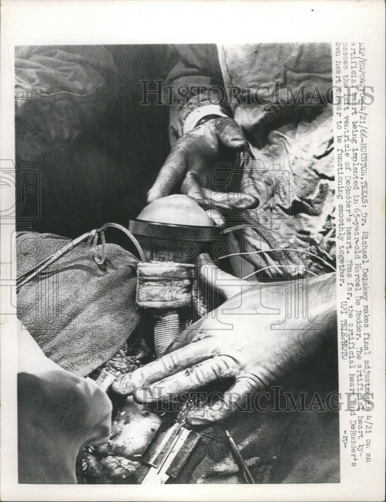 1966 Press Photo Artificial Heart Final Adjustment - RRW48195 - Historic Images