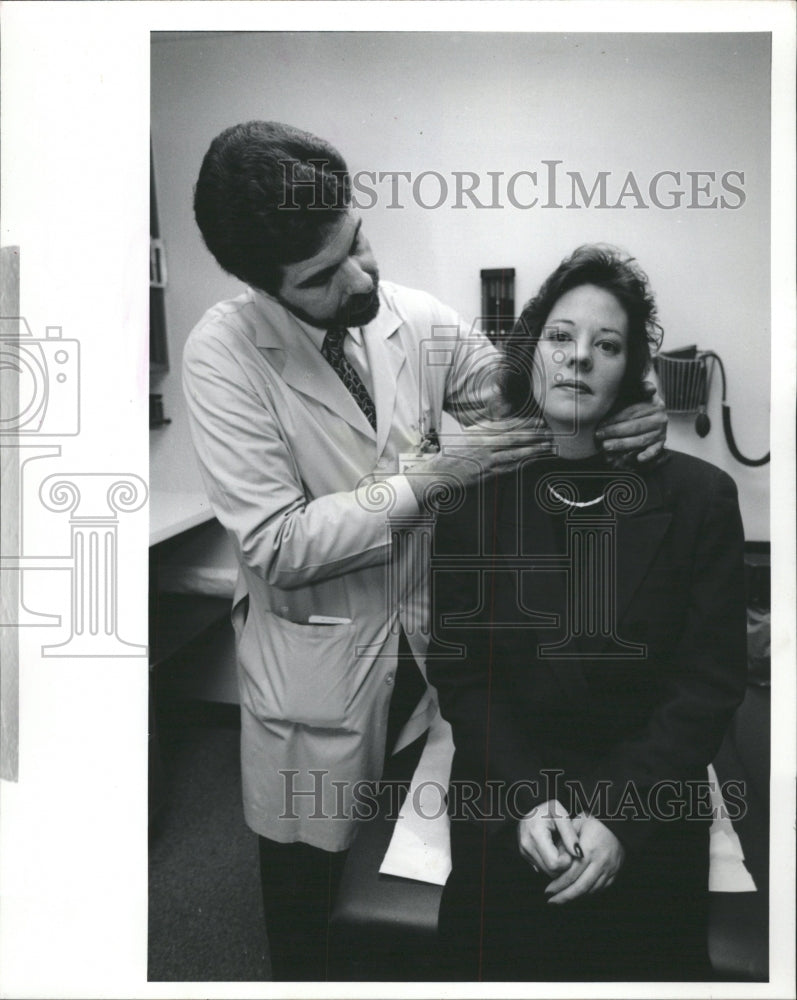 1992 Press Photo Dystonia Treatment - RRW48199 - Historic Images