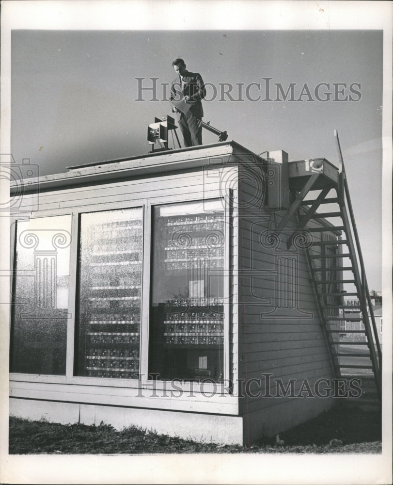 1947 Press Photo Solar House glass blocks window heat - RRW48227 - Historic Images
