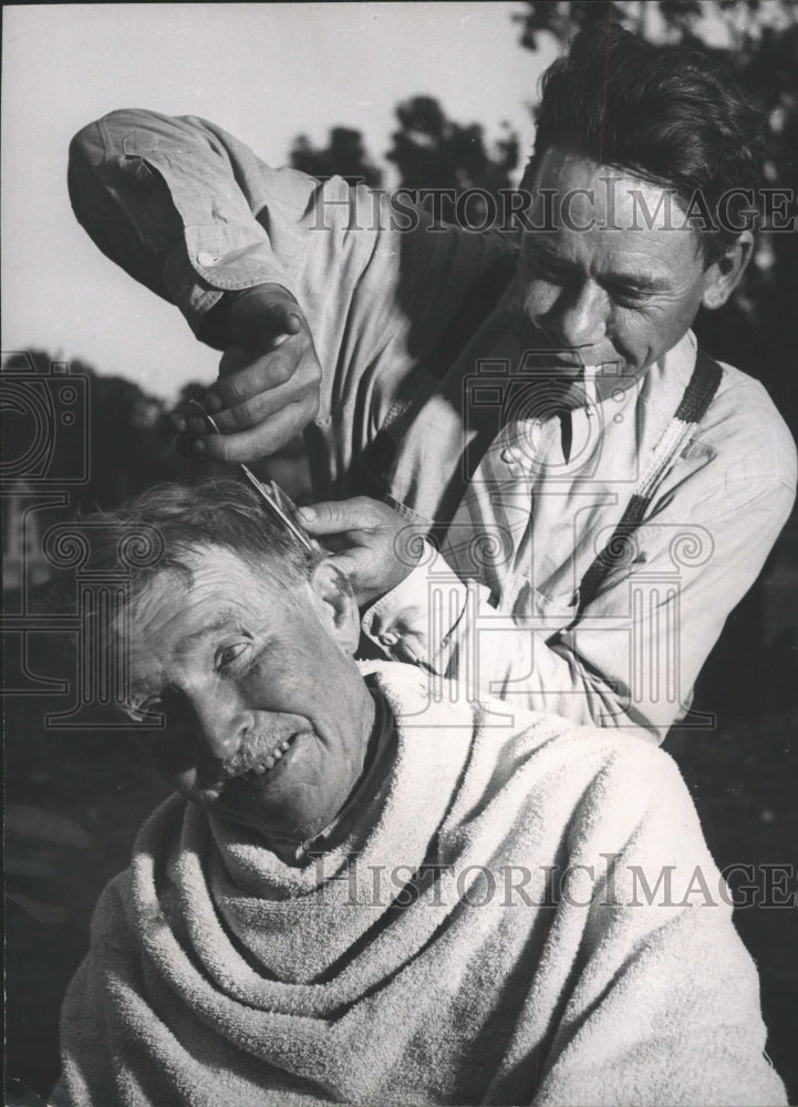 1949 Press Photo Dollar hair out problem Hobo Camp Joe - RRW48253 - Historic Images
