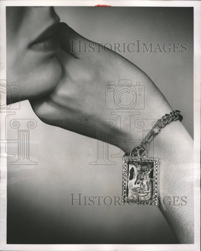 1953 Press Photo Parisian women bracelet ornament cafe - RRW48309 - Historic Images