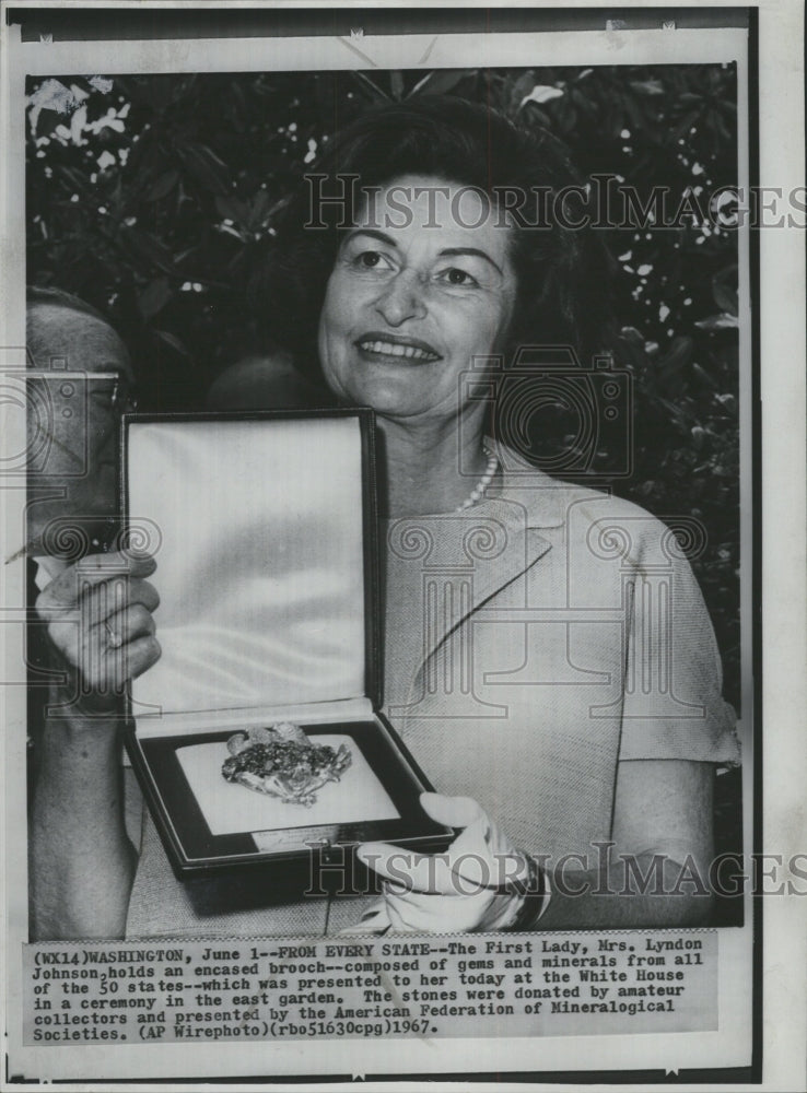 1967 Press Photo Mrs Lyndon Johnson holds brooch state - RRW48391 - Historic Images