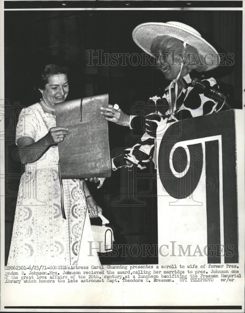 1971 Press Photo Actress Carol Channing, Mrs. Johnson - RRW48405 - Historic Images