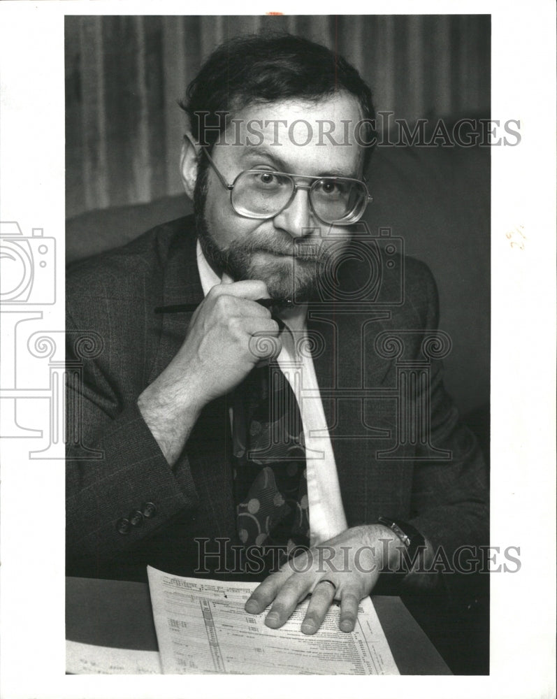 1991 Press Photo David Aronin for One Family&#39;s Finances - RRW48501 - Historic Images