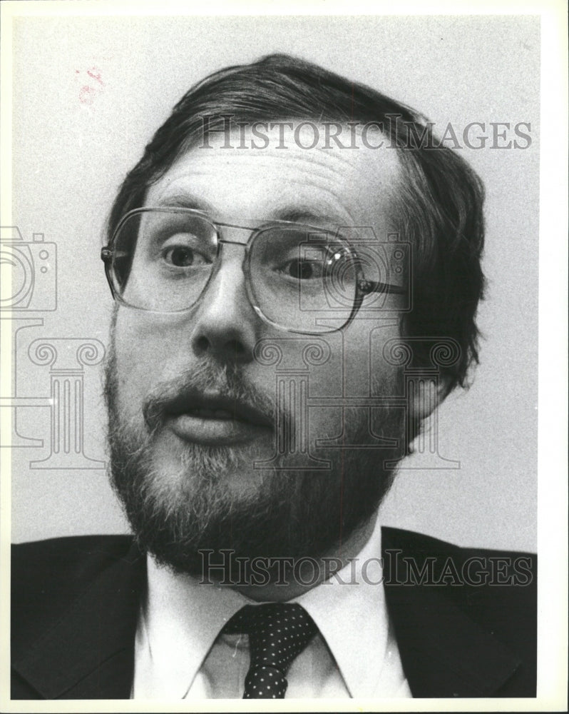 Press Photo Man suit spectacles wears Barry Jarvinen - RRW48521 - Historic Images