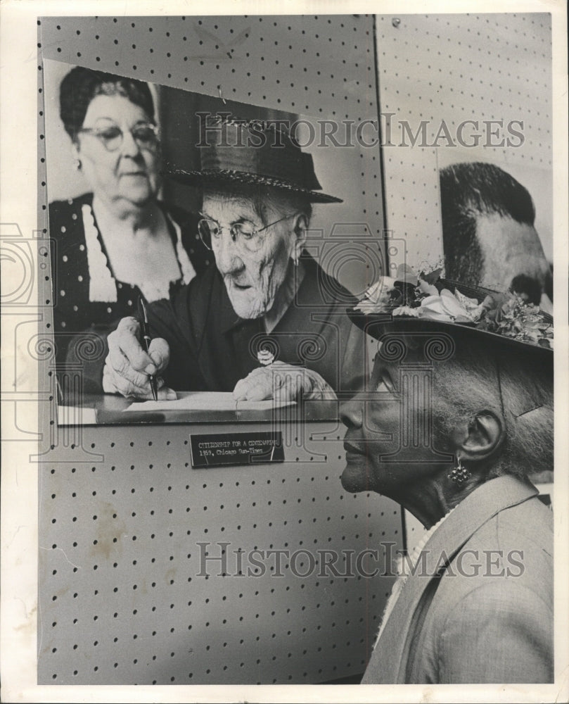 1962 Press Photo Edna Sellers Photo Exhibit - RRW48607 - Historic Images
