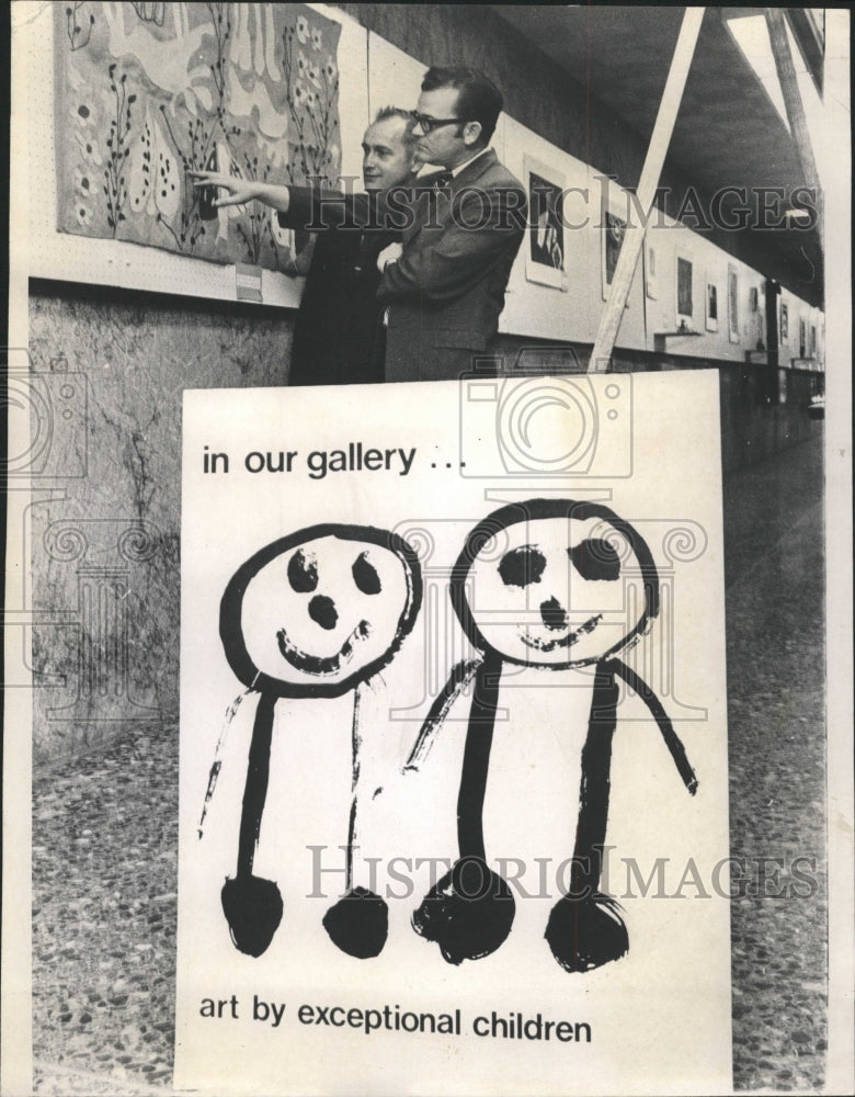 1969 Press Photo Art Exhibit Gallery Children Chicago - RRW48615 - Historic Images