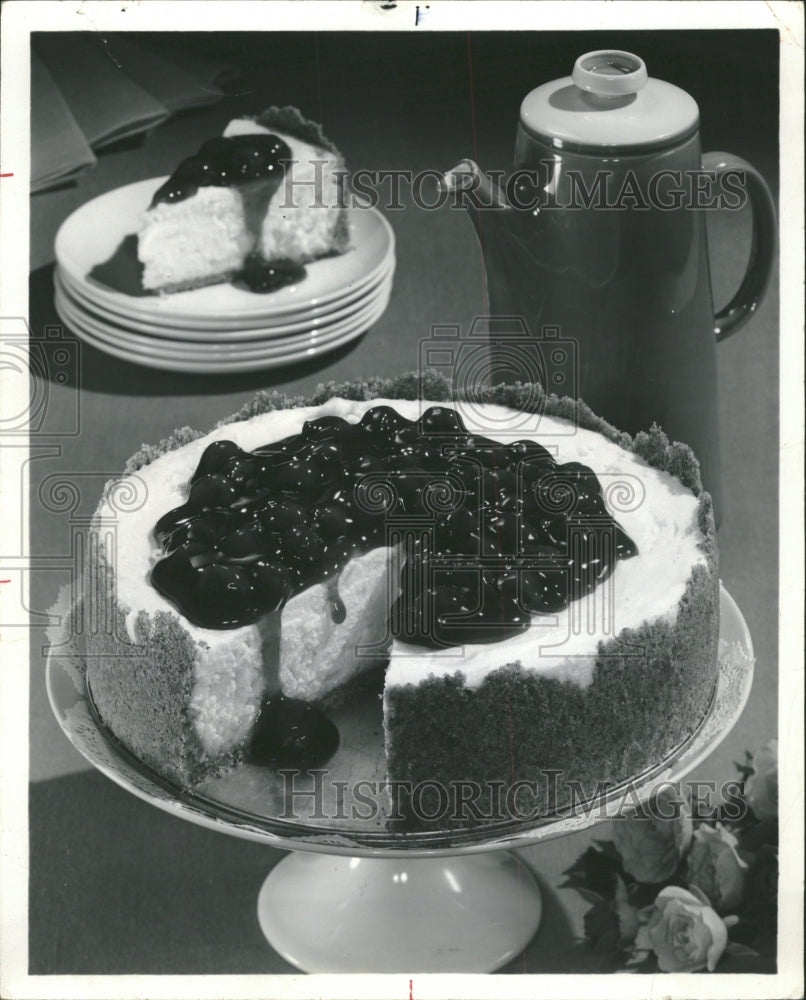 1977 Press Photo Cheesecake palates delighting food - RRW48687 - Historic Images