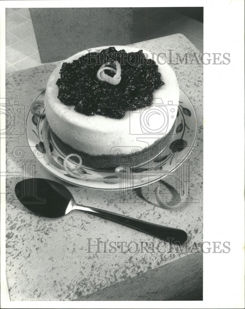 Press Photo Chessecake Twois turkey Sauce Spoon Dessert - RRW48691 - Historic Images