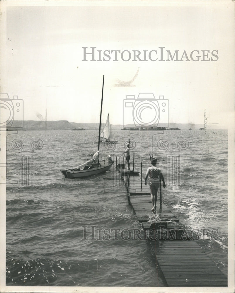 Press Photo Mississippi River sailboat people La Crosse - RRW48703 - Historic Images